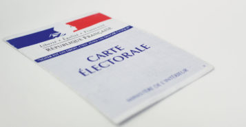 Petits-fils accompagne les personnes âgées au bureau de vote
