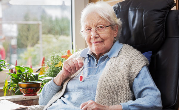 Les personnes âgées peuvent disposer d'un médaillon pour faire appel à un service de téléassistance