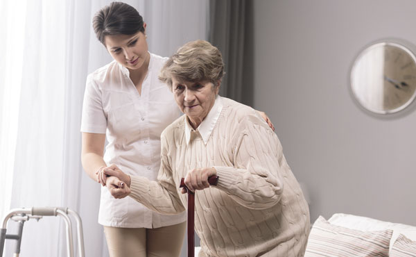 Ostéoporose chez la personne âgée : aide à domicile adaptée