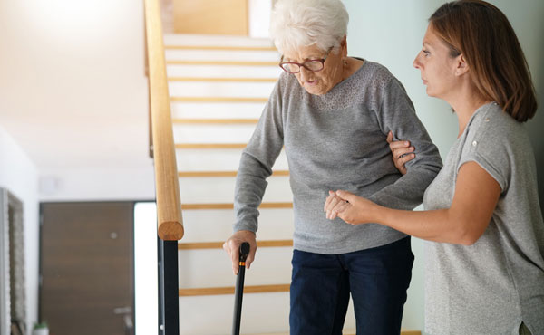 Quelle aide à domicile pour une personne âgée suite à un AVC ?