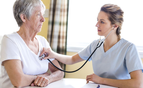 Infirmière à domicile pour une personne âgée Infirmière à domicile pour une personne âgée