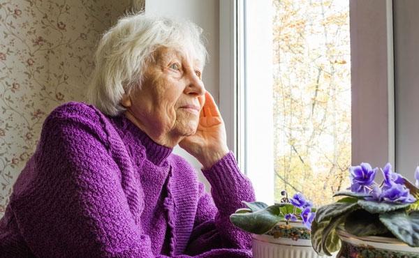Prévenir la solitude d'une personne âgée grâce à une aide à domicile
