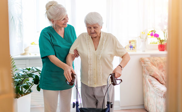 Prévenir une fracture du col du fémur d'une personne âgée grâce à une aide à domicile