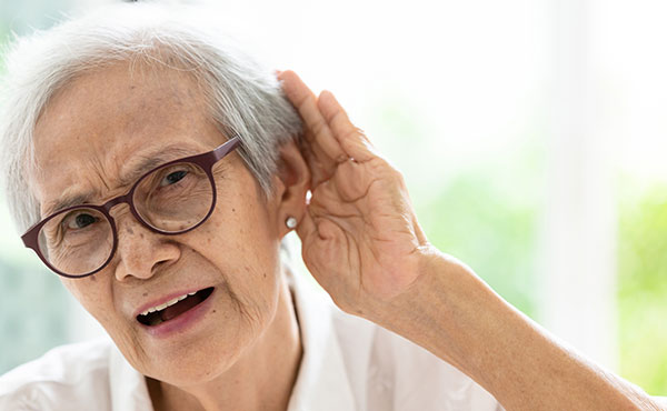 Personne âgée atteinte de la maladie de Ménière Personne âgée atteinte de la maladie de Ménière