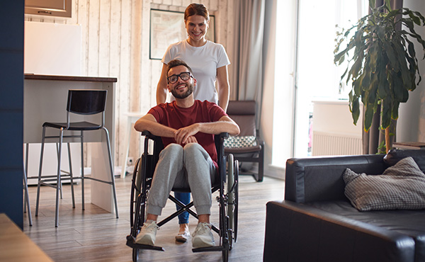 Personne en situation de handicap avec son auxiliaire de vie