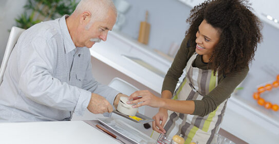 Comment devenir aidant familial en 2025 ? Statut, démarches et aides