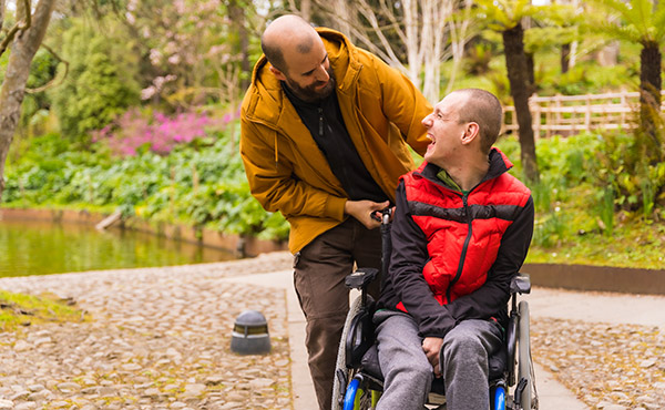 Personne en situation de handicap avec son auxiliaire de vie