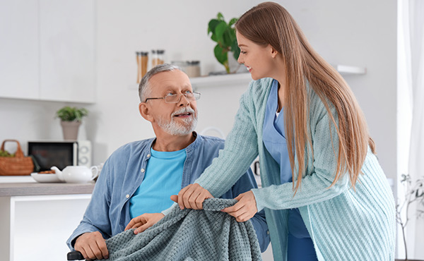 Personne en situation de handicap avec son auxiliaire de vie